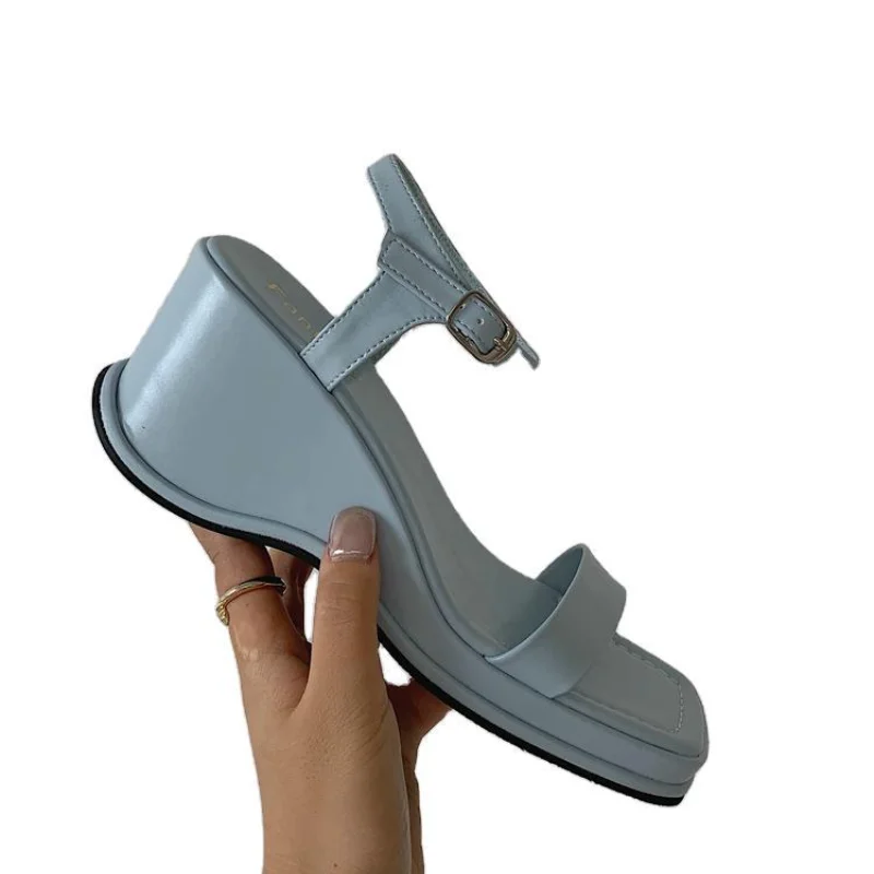 Женские замшевые босоножки вельветовые туфли на каблуке бежевые с ремешком