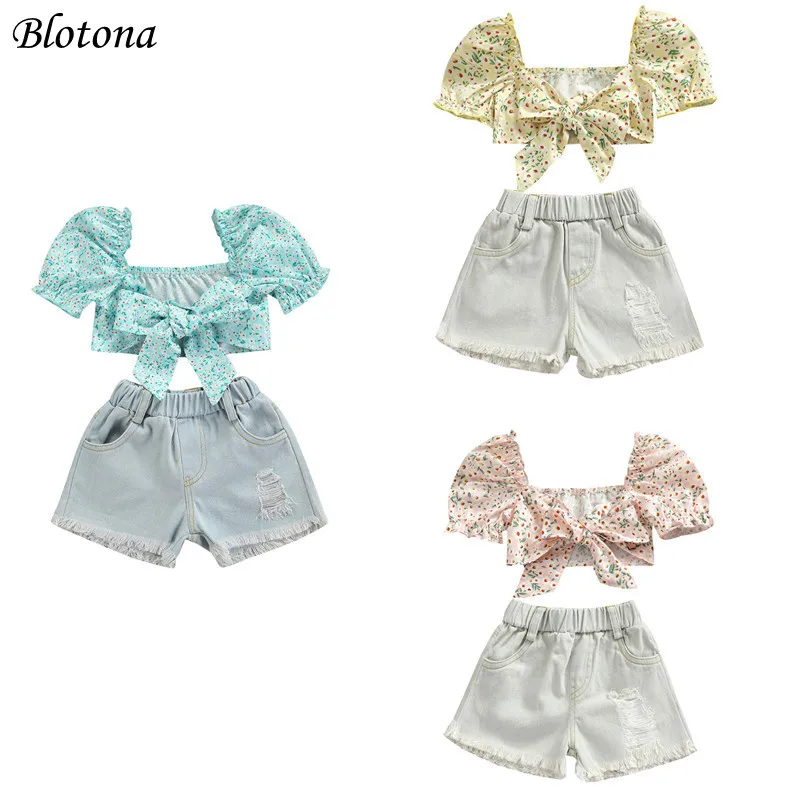 

Blotona комплект одежды из 2 предметов; Летняя одежда для девочек, цветочный стеганый бюстгальтер короткий рукав узлом Топы + грубая кромка рваные шорты из денима 1-7Years