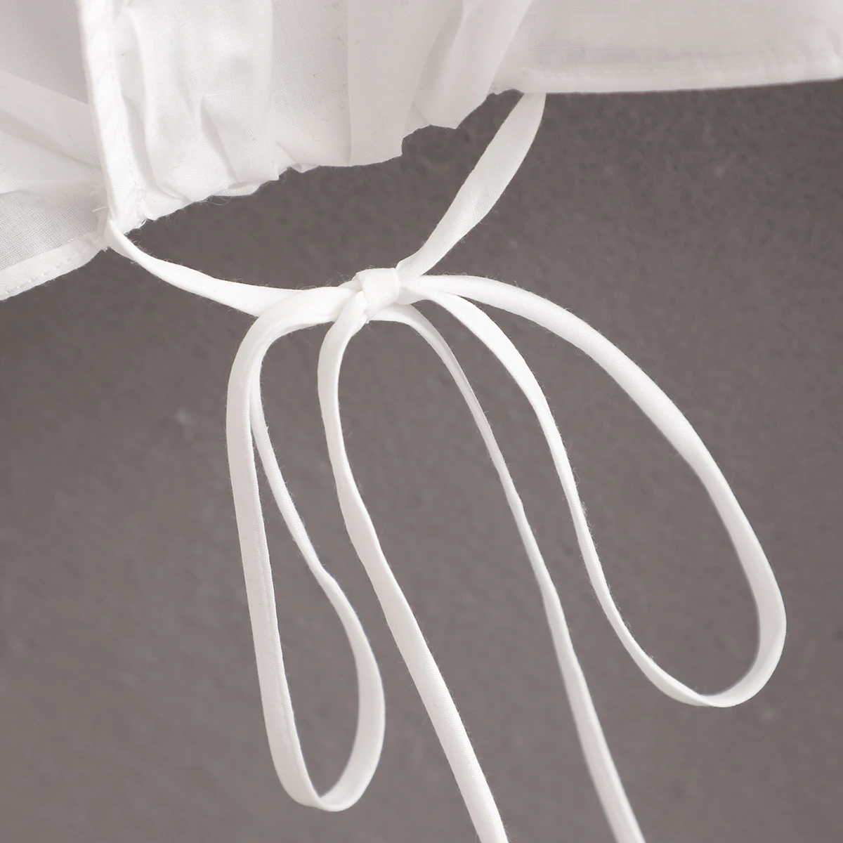 Женский короткий топ KEYANKETIAN двубортный белого цвета с V-образным вырезом и бантом