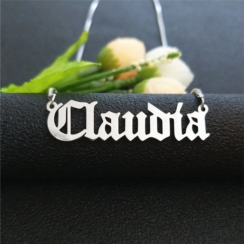 Цепочка с именем на английском языке для женщин и мужчин