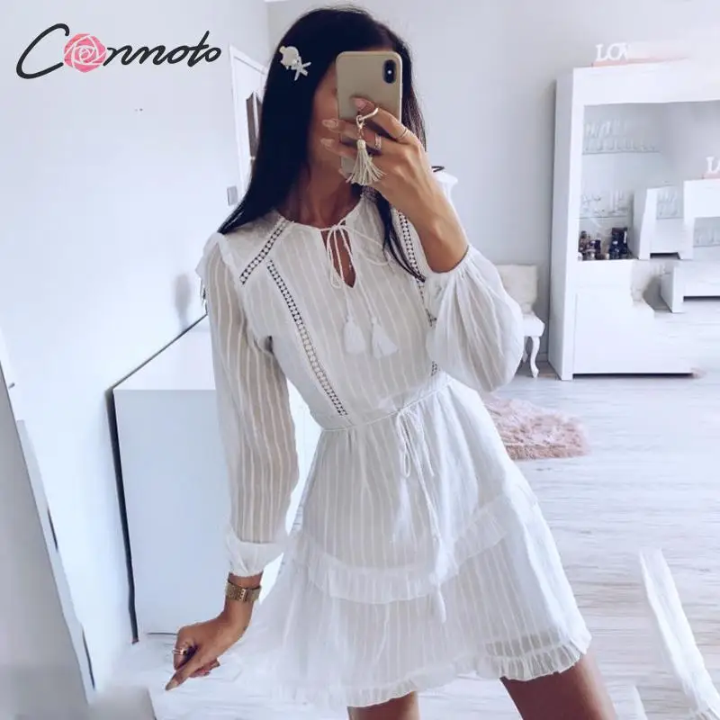 Conmoto Зимнее платье кисточка с вырезом рукавами фонариками однотонное белое