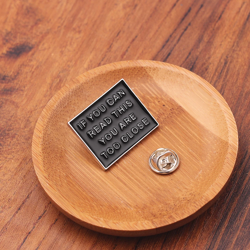 Если вы можете прочитать это слишком близко брошь забавная эмалированная