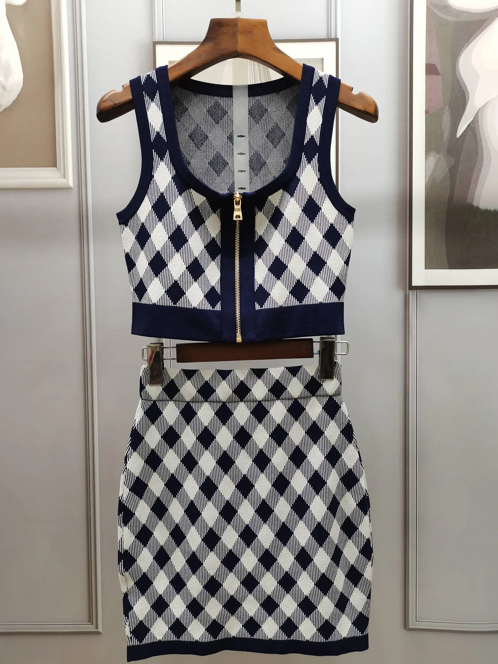 

2021 Summer New High Quality Women Plaid Knitted Vest + A-Line Skirt Female Casual Sets 2 Piece Suits 2 Color Gdnz 2.20