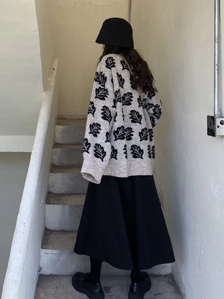 

V-neck Retro Loose Leaf Knitted Sweater Women's Outer Wear Autumn 2020 New Mid-Length Lazy Style Top Ins