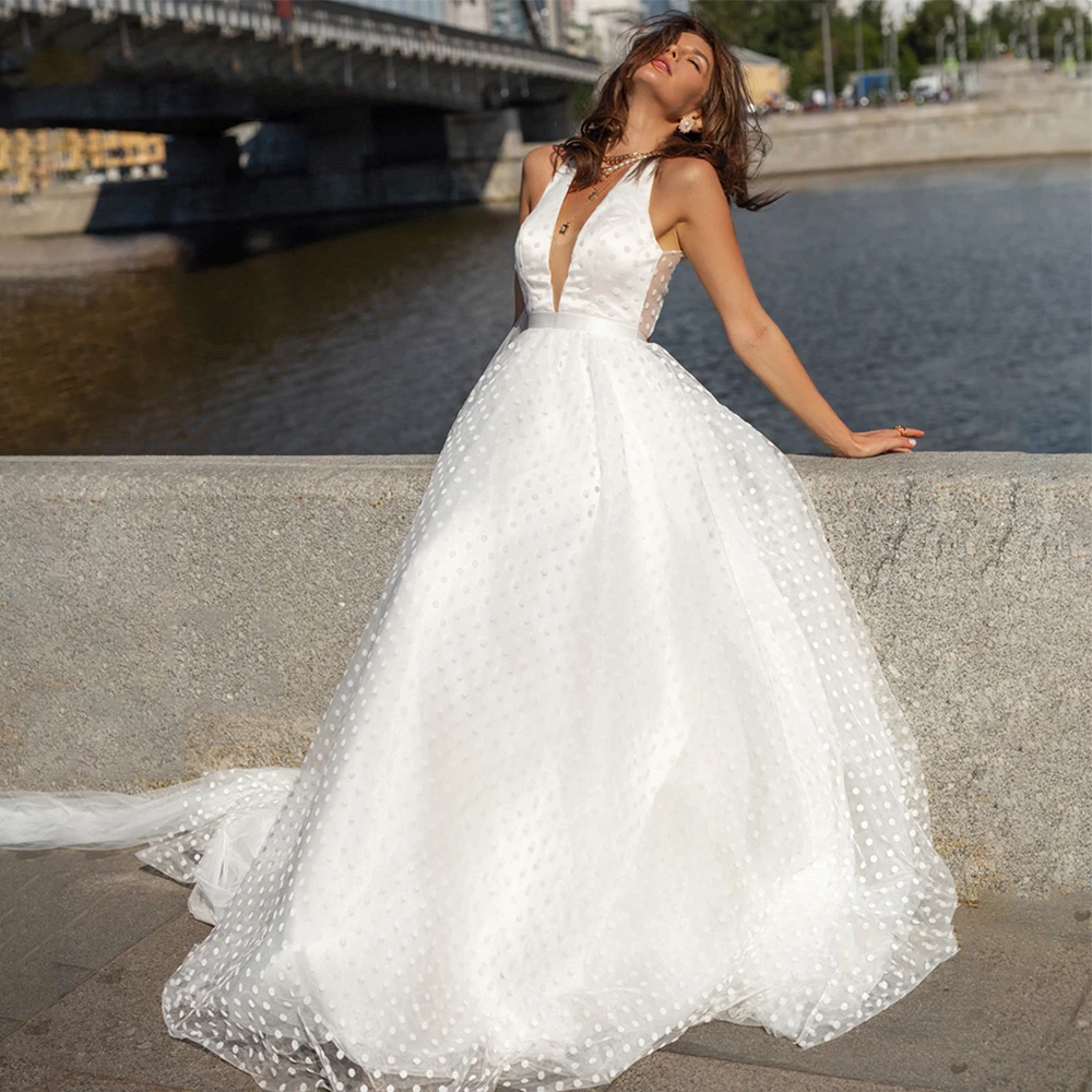 

Romantic A-Line Tulle Wedding Dress V-Neck Sleeveless Backless Ruched Princess Court Train 2021 Bride Gowns Vestido De Noiva
