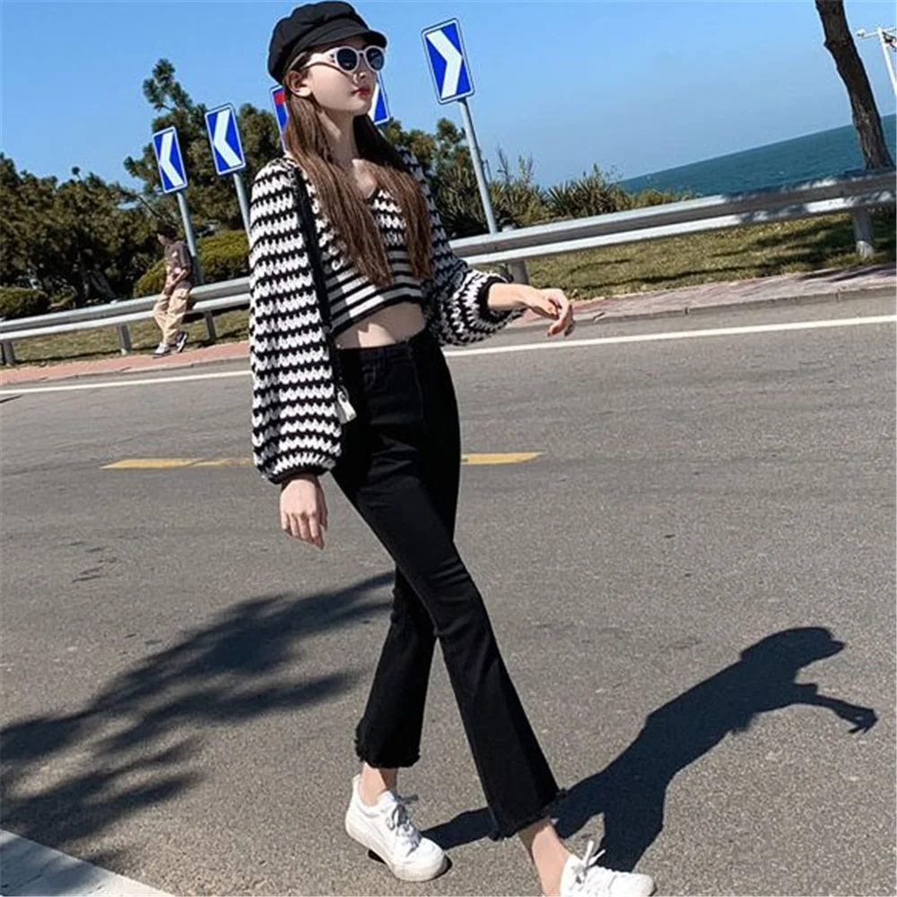 Черные расклешенные джинсы с флисовой бахромой на подоле женские эластичные