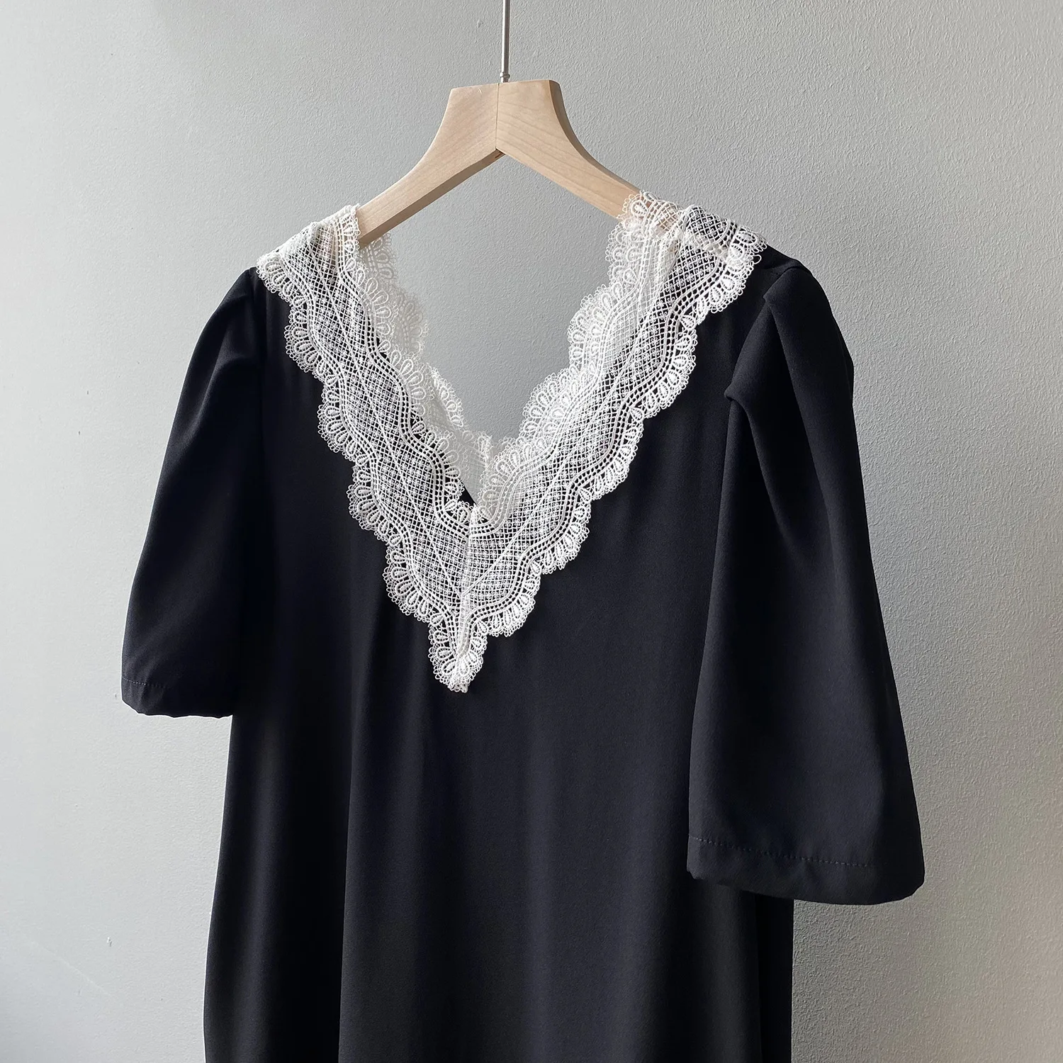 

Black Contrast Lace V-neck Dress For Women 2021 Summer New Korean Sweet Short Sleeve Fishtail Dress