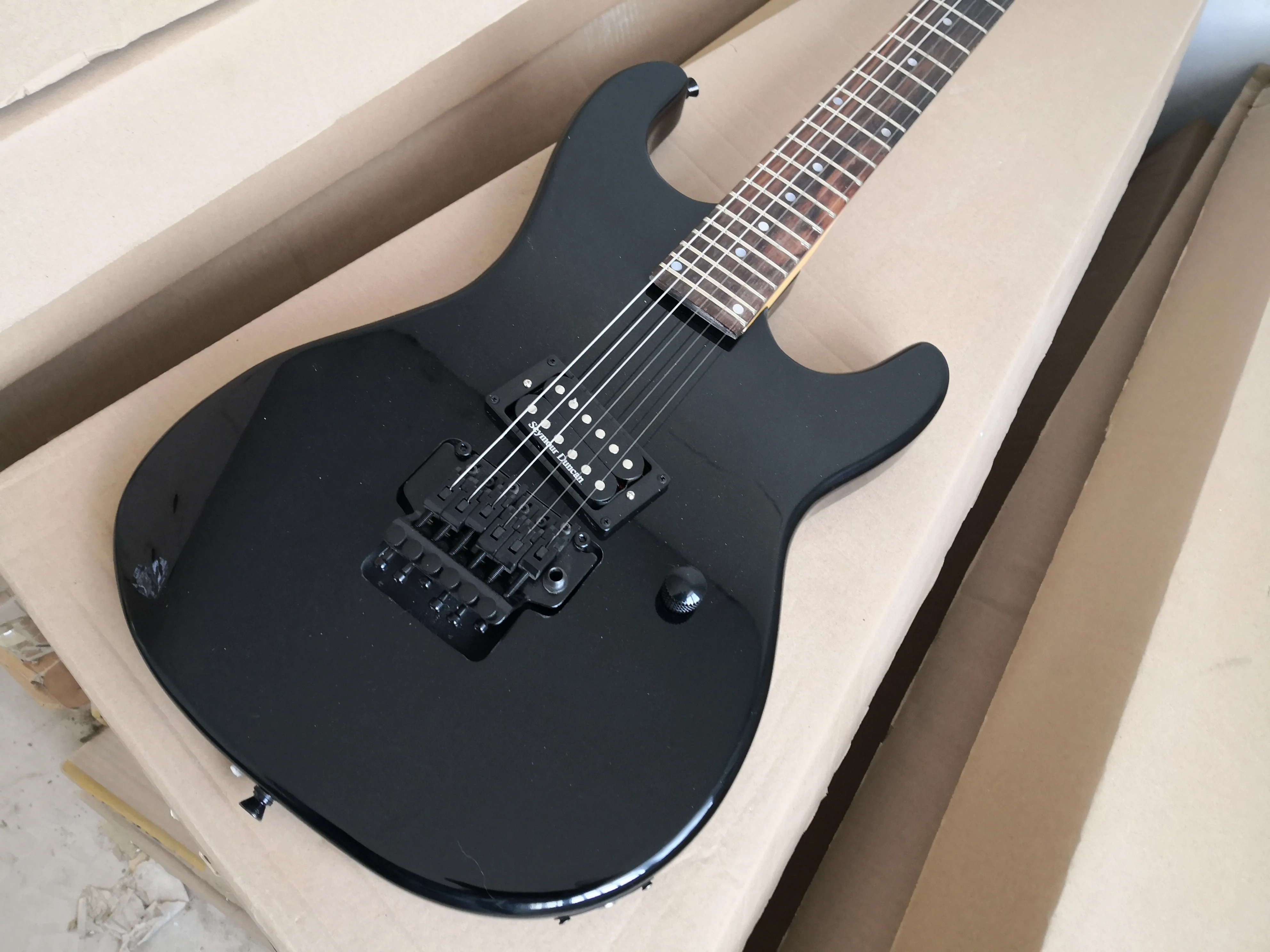 

Бесплатная доставка под заказ 6-струнная гитара, черная гитара, корпус из липы, гриф из клена, мост тремоло, белый пикап, черная кнопка,