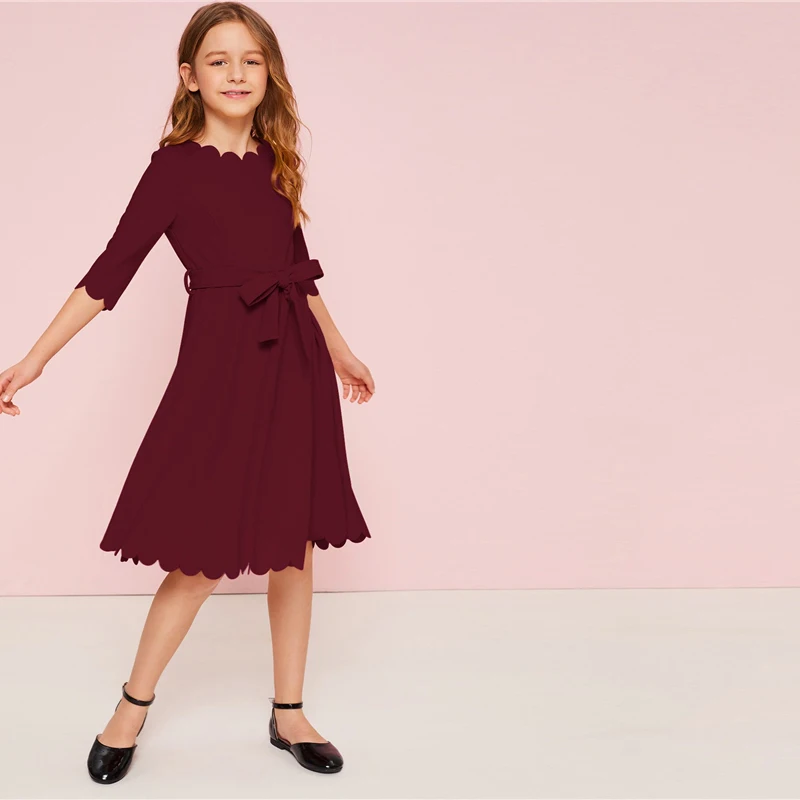 SHEIN Kiddie/однотонное праздничное платье с зубчатым подолом для девочек с поясом, г., летние детские платья с высокой талией, милое ТРАПЕЦИЕВИДНОЕ расклешенное платье до колена