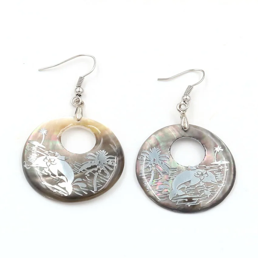 Круглые полые посеребренные серьги капли из ракушки с гравировкой Дельфин