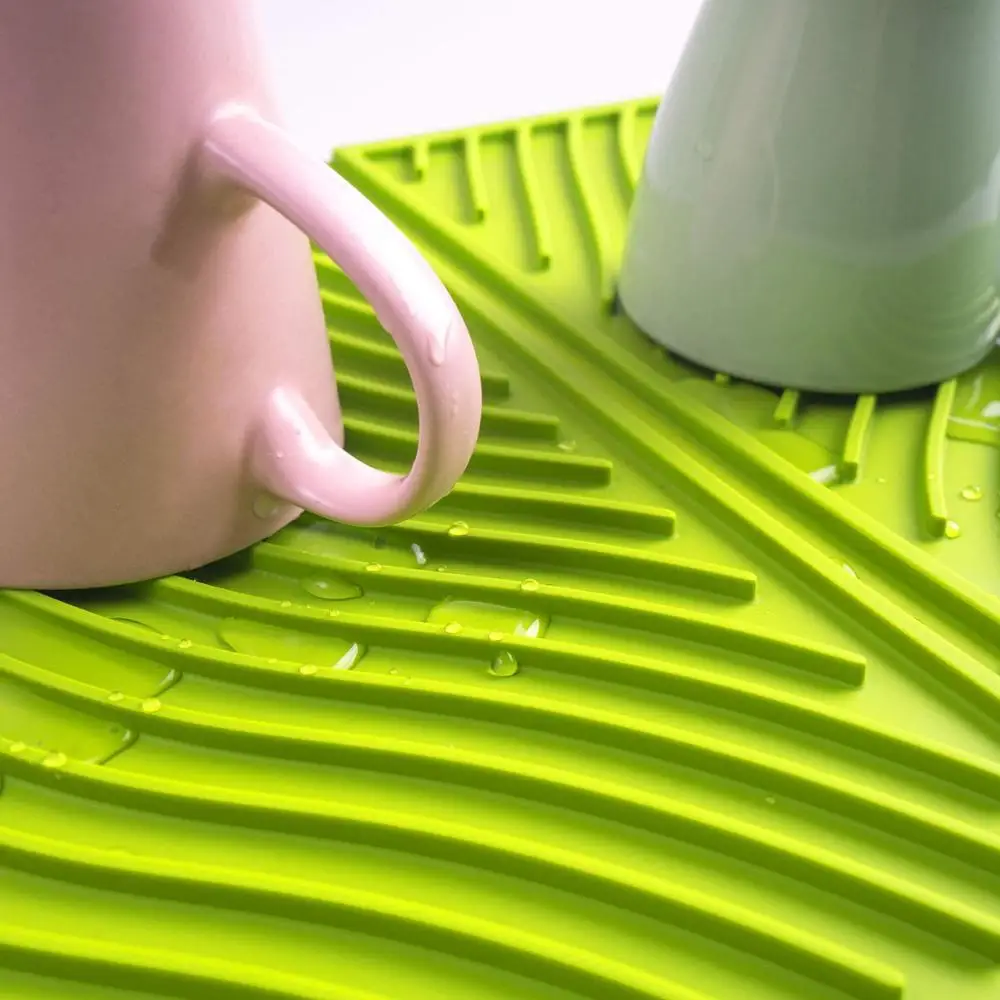 Силиконовый коврик для сушки посуды легко чистится можно мыть в посудомоечной