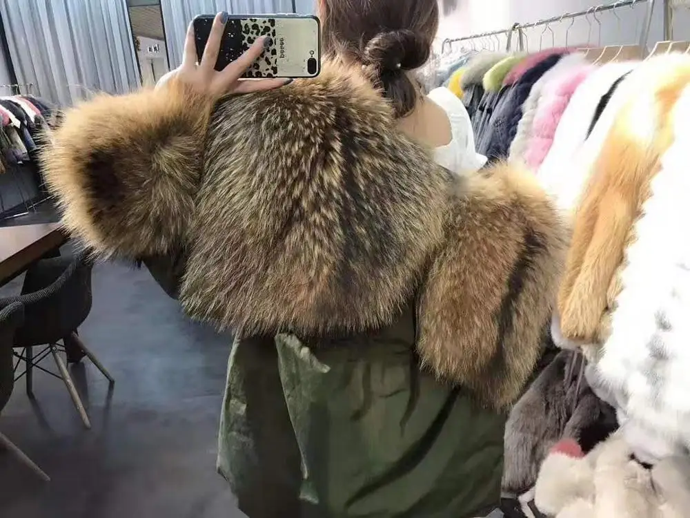 Женская парка на белом утином пуху длинная куртка с большим воротником из меха