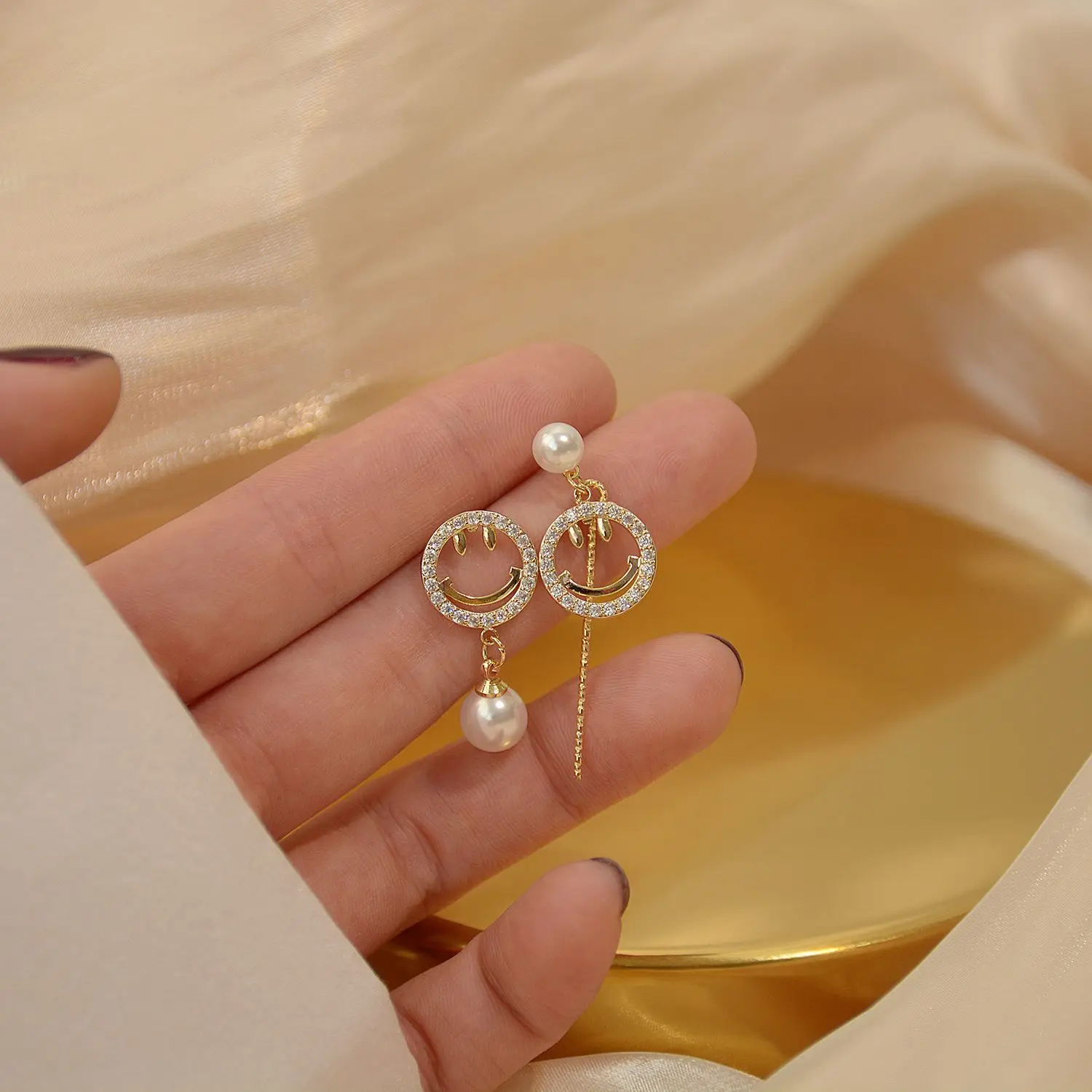 2021 новые корейские серьги Асимметричный дизайн чувство рисунком в виде