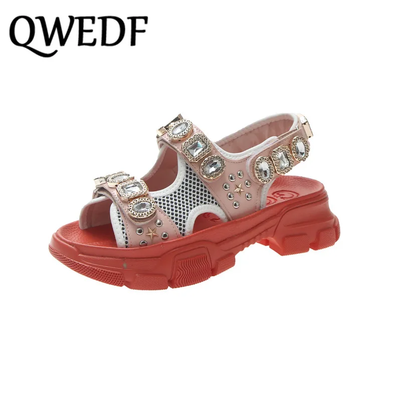 QWEDF Стразы с заклепками Женские летние сандалии новая коллекция Дизайн черный