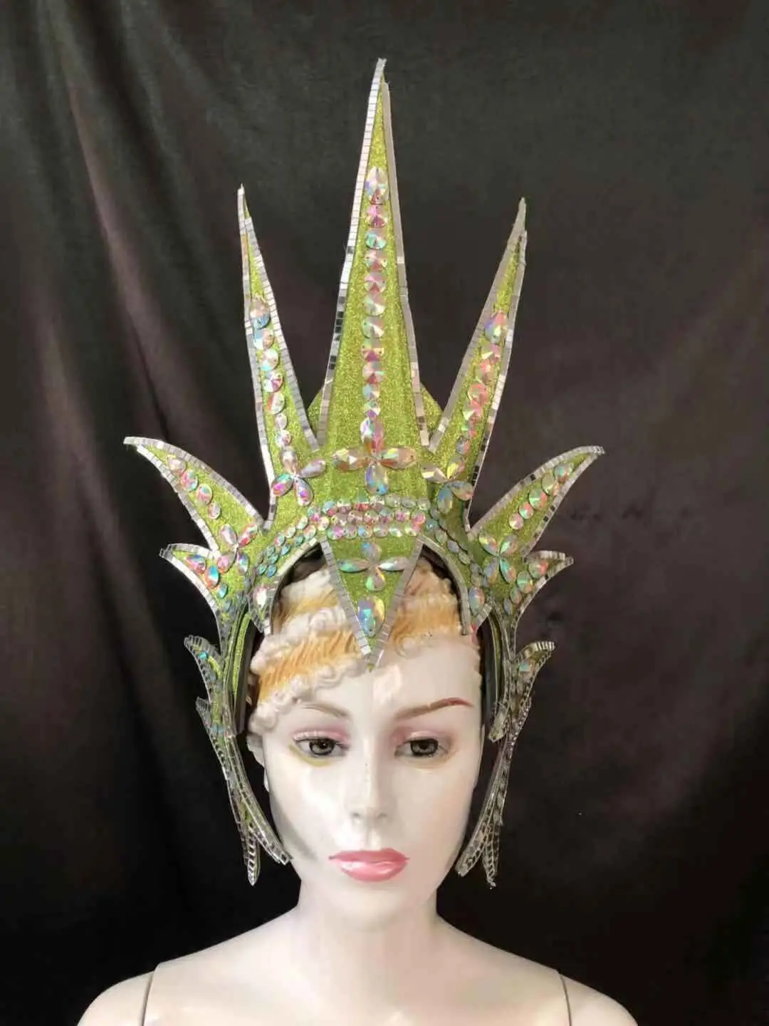 Lo spottacolo di danza copricapo di piume di accessori di abbigliamento La FESTA La Maschera IL Festival