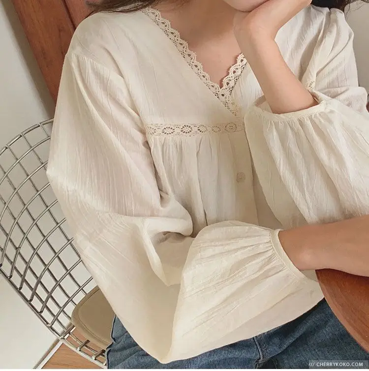 

Женская блузка с рукавами-фонариками и V-образным вырезом