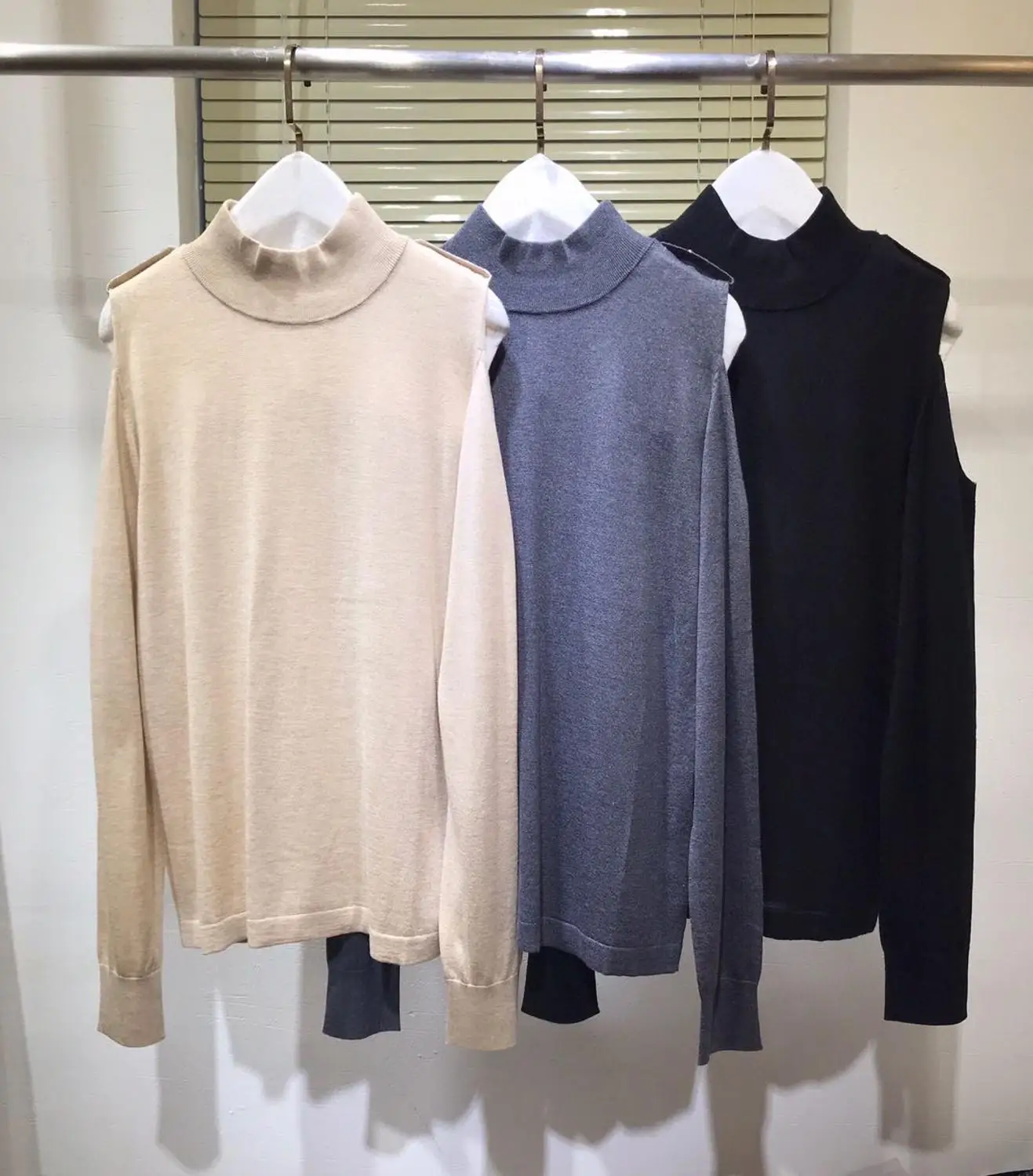 

2020 Autumn Sweater Women High-end Brand Runway Fashion O-neck Chain Long Strapless Sleeve Black / Beige / Gray Top