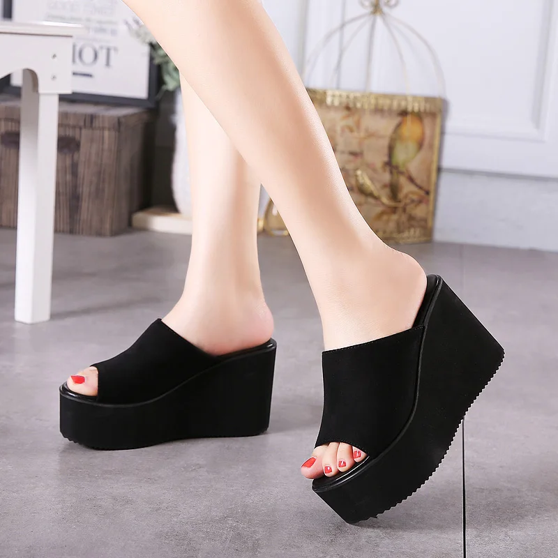 Новая темпераментная черная замшевая тапочка на платформе пикантная модная