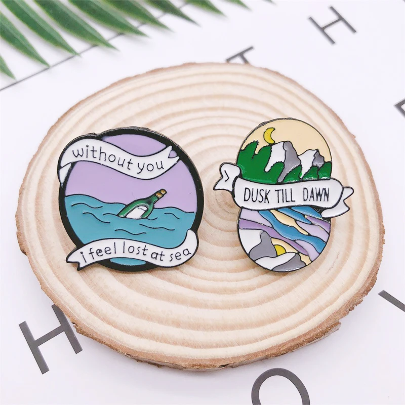 Эмалированная брошь из металлического сплава с мультяшным изображением круга