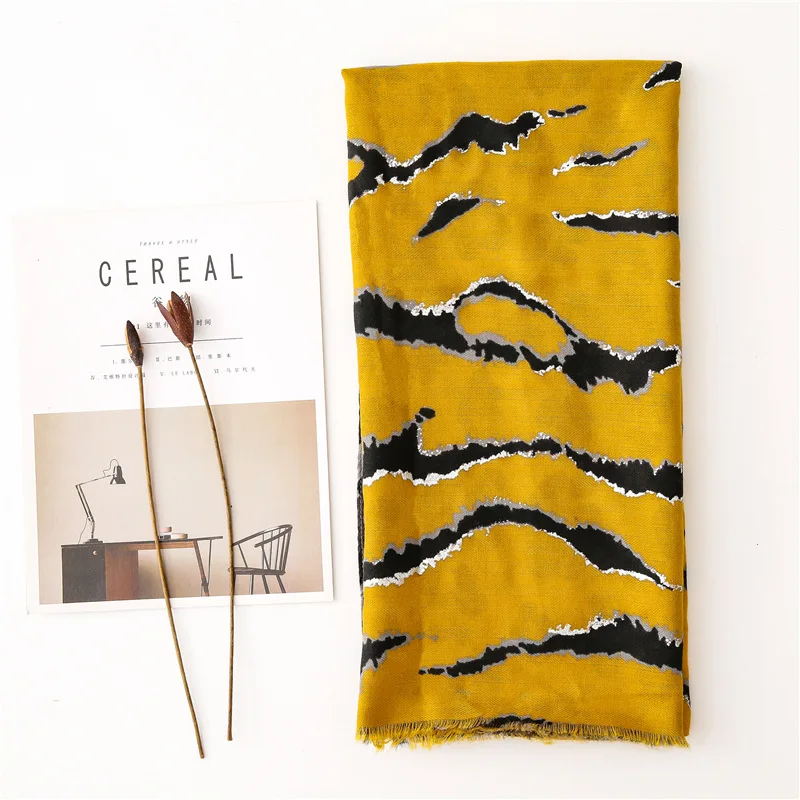 

2020 Luxury brand Lady cotton material scarf Autumn and winter New Leopard Print Fashion beach shawl women's Cotton silk scarves
