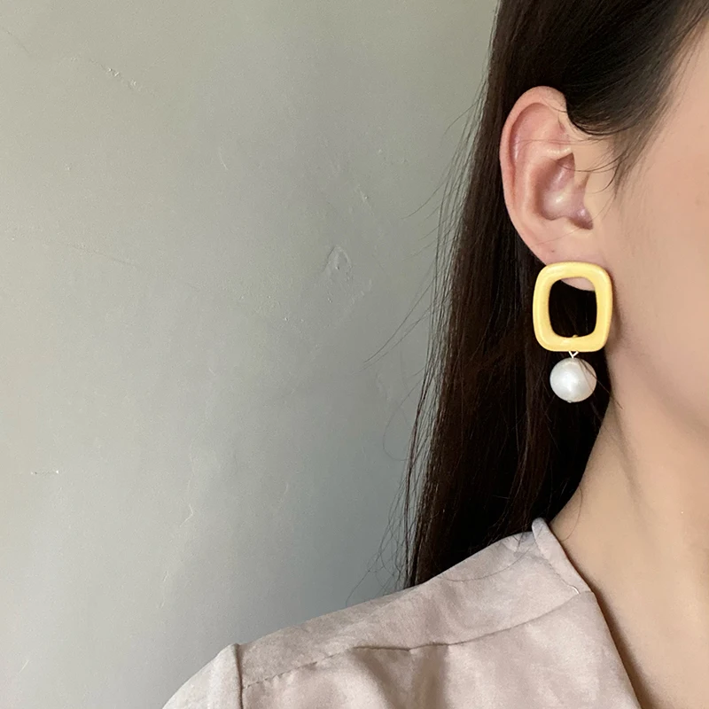 

Fashion Jewelry Square Earrings High Quality Geometric Elegant Matte Golden Plating Simulated Pearl Earrings For Sweet Girl