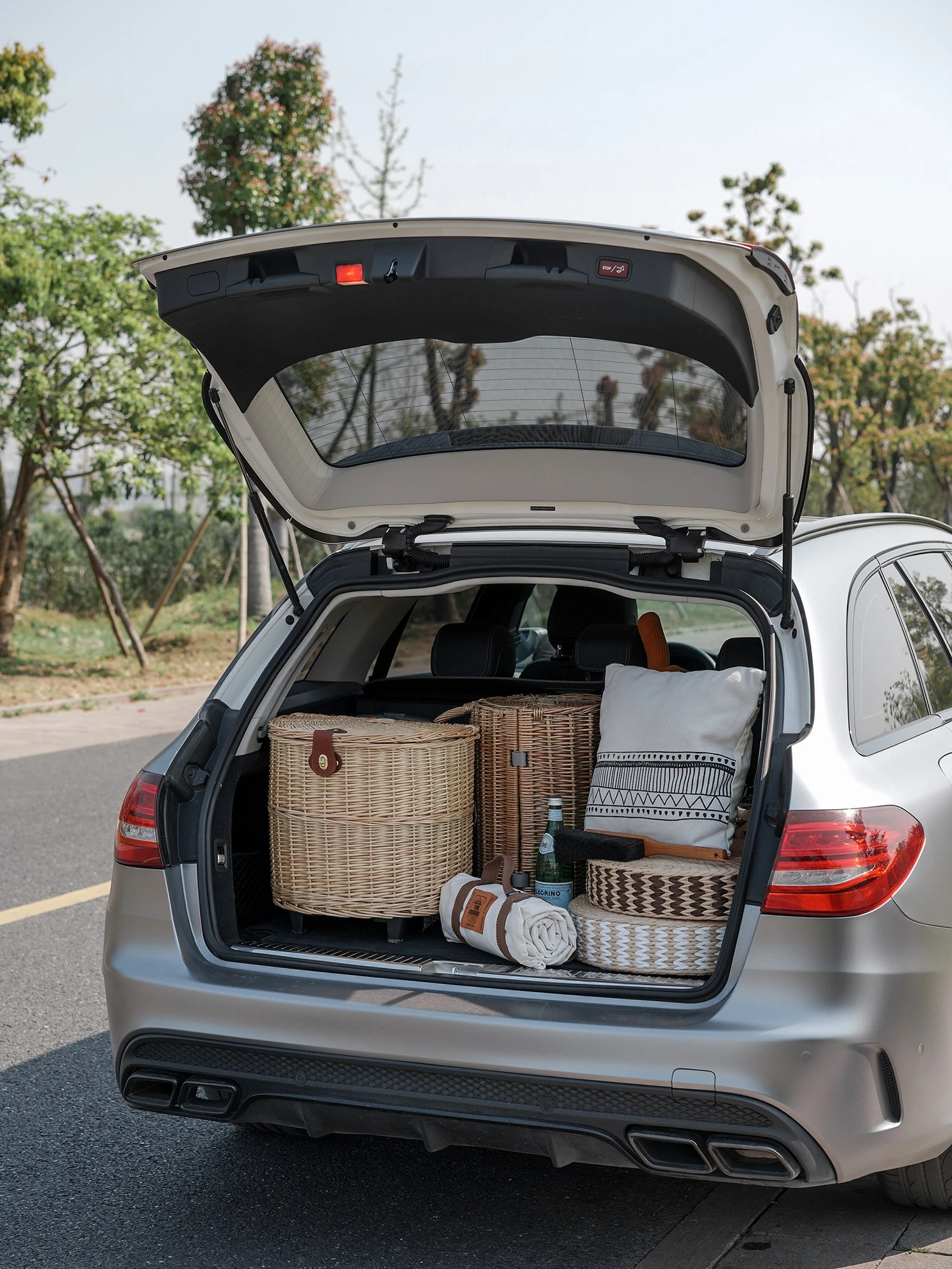 

Pull rod type rattan basket for spring outing