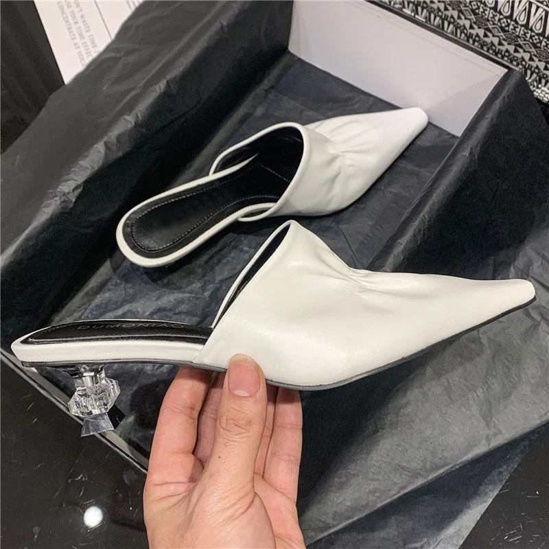 

Женские туфли-лодочки на странном каблуке, с острым носком, белые