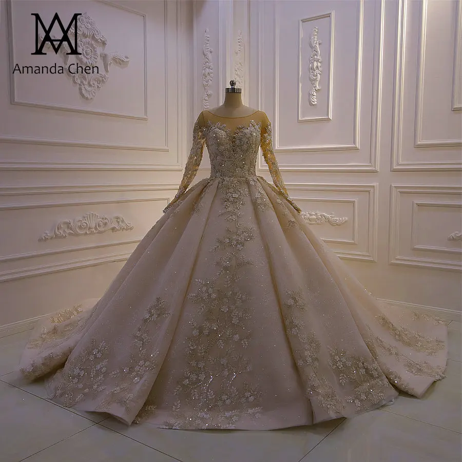 Роскошное свадебное платье цвета шампань с кружевными аппликациями и длинным