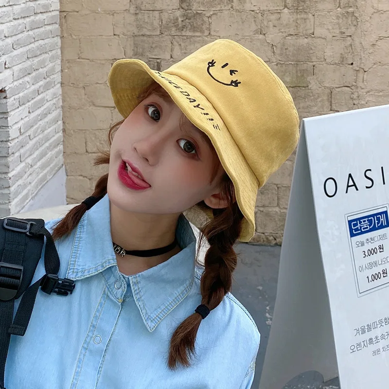 Осенне-зимняя женская шапка со смайликом с вышивкой в рыбацком стиле