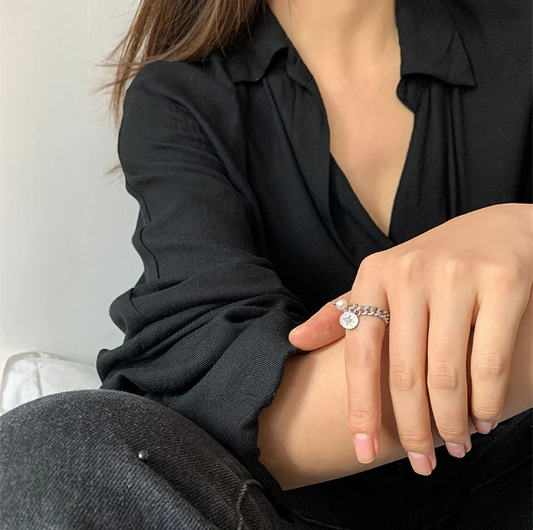 Кольцо женское матовое с искусственным жемчугом нестандартной геометрической