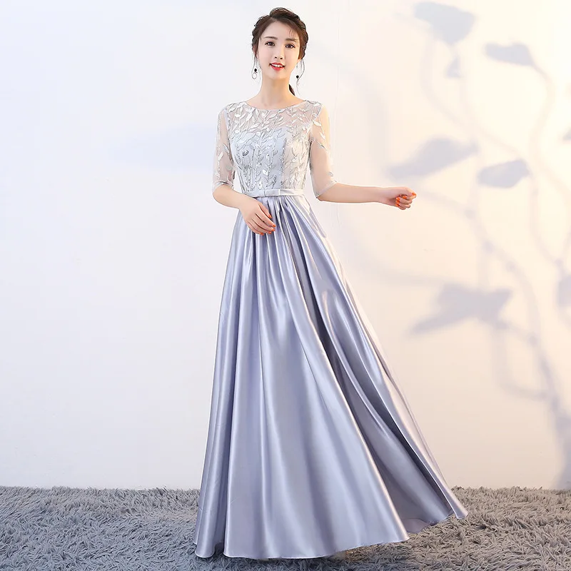 Серебристо-серое женское вечернее платье с круглым вырезом и блестками