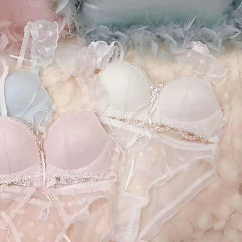 Комплект кружевного нижнего белья из бюстгальтера без косточек и трусиков |