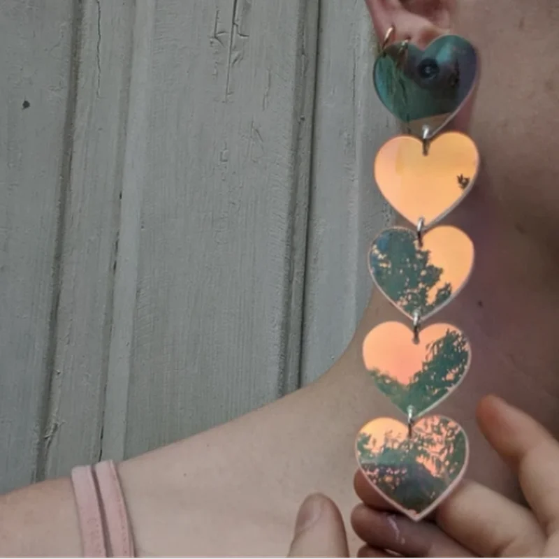 Переливающиеся акриловые серьги-гвоздики с лазерной резкой в несколько рядов