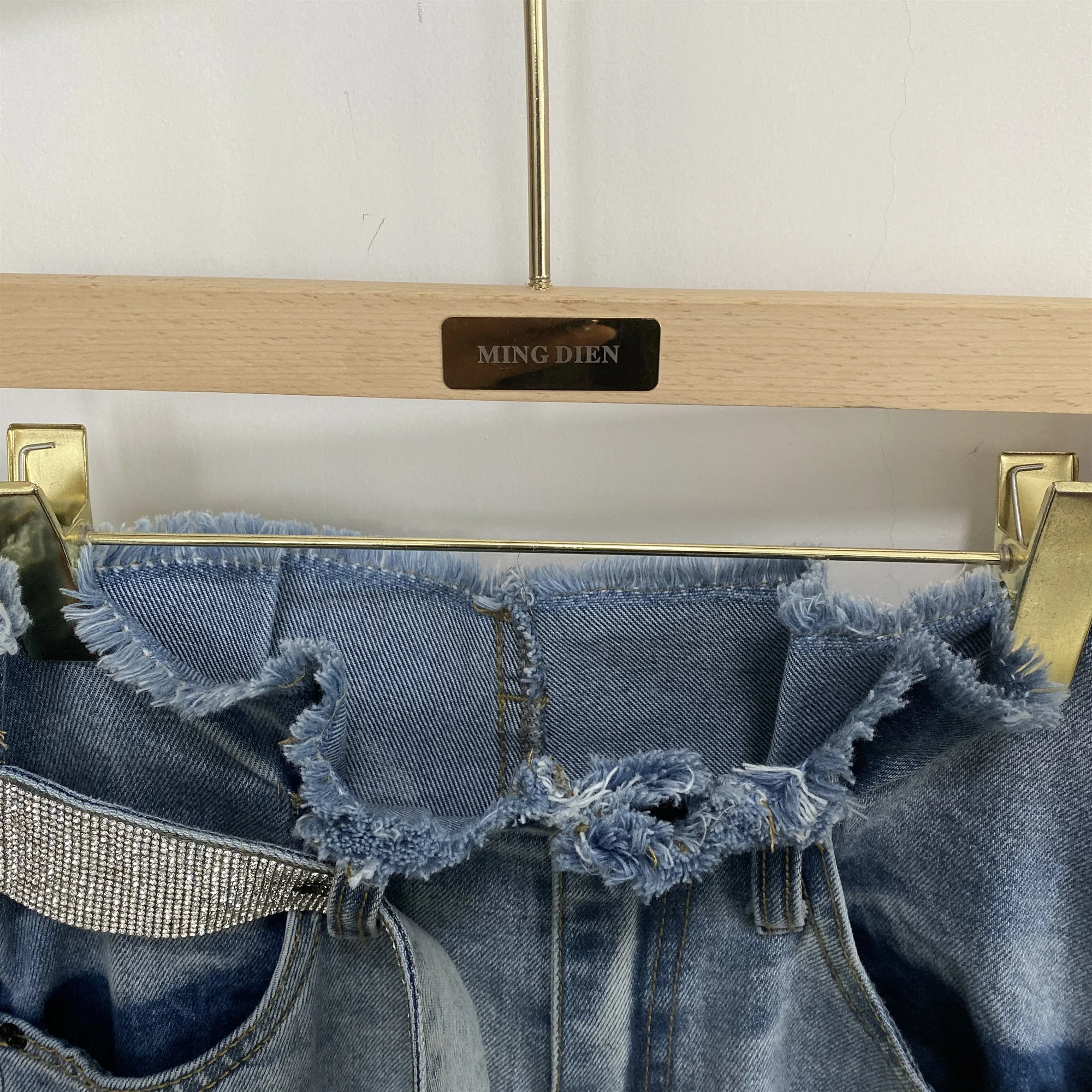 

AAW149 2020 Spring Summer Women Irregular Rhinestone Letter Belt Decoration Raw Edge Jeans Female Pants A2