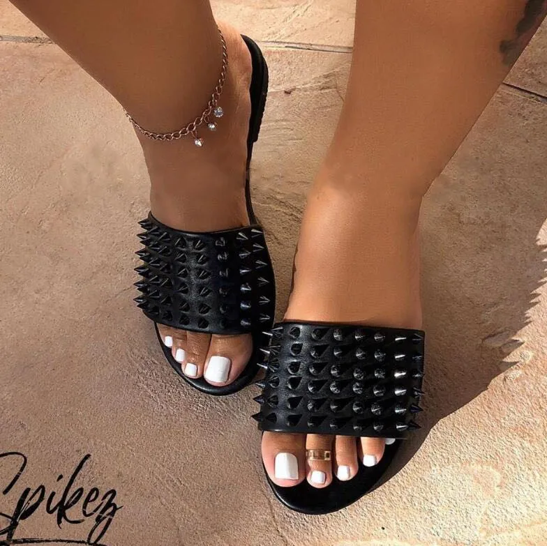 

2020 summer new flat sandals and slippers female rivets sandals and slippers Roman beach slippers X198