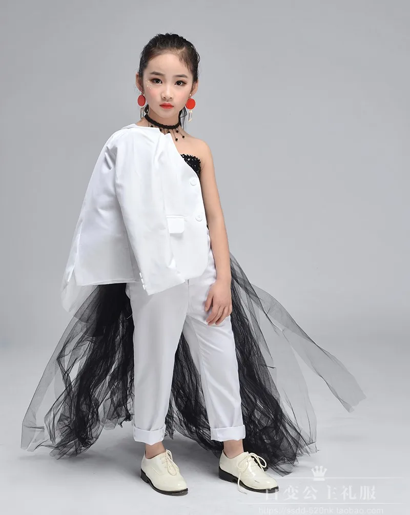 Костюм детский свадебный из блейзера брюк облегающего груди и платья со шлейфом