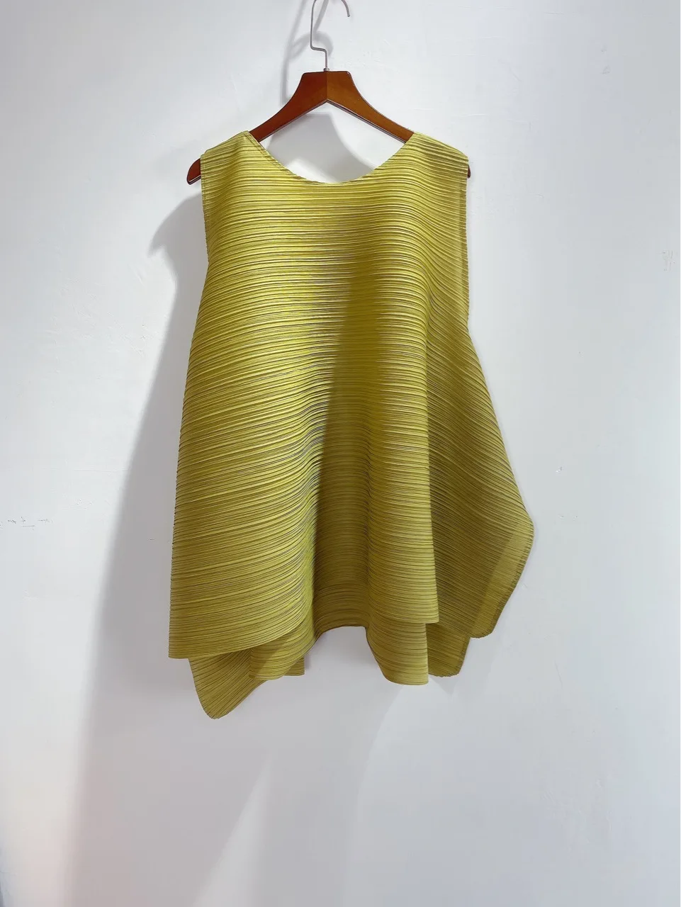 

Summer Tops For Women 45-75kg 2020 New Miyake Pleated Round Neck Sleeveless Solid Color Loose Casual Large Size T-Shirts Female