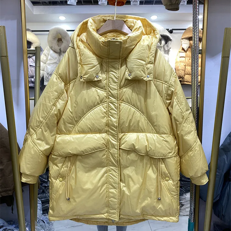 

Женский пуховик средней длины на молнии с капюшоном и карманами