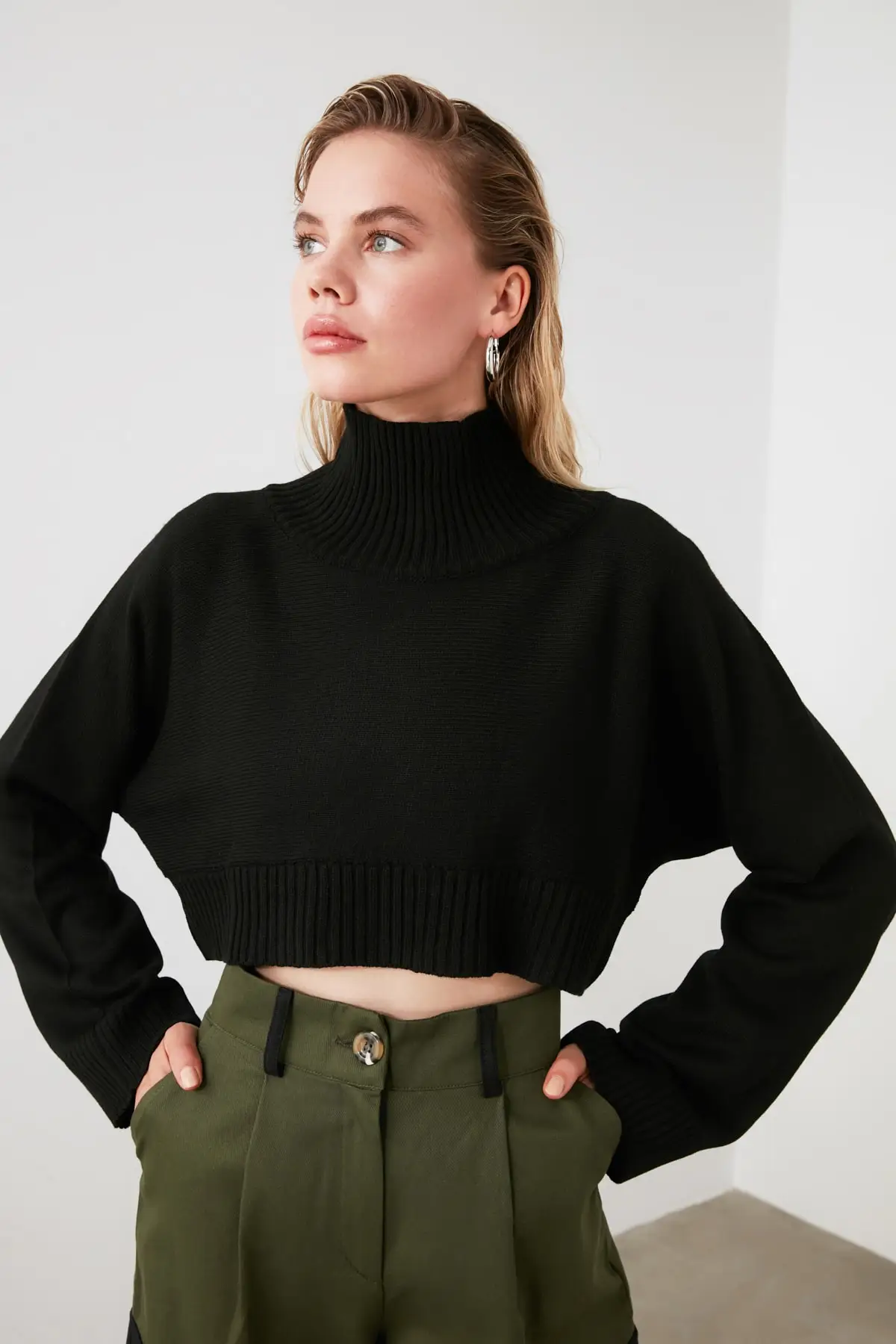 

Trendyol Turtleneck Crop Knitwear Sweater TWOAW21KZ0163