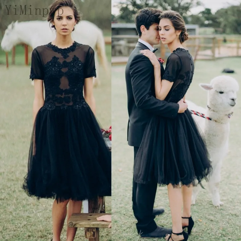 

YiMinpwp черные короткие свадебные платья с круглым вырезом и застежкой-молнией на спине с коротким рукавом по колено Иллюзия аппликации лиф, в...