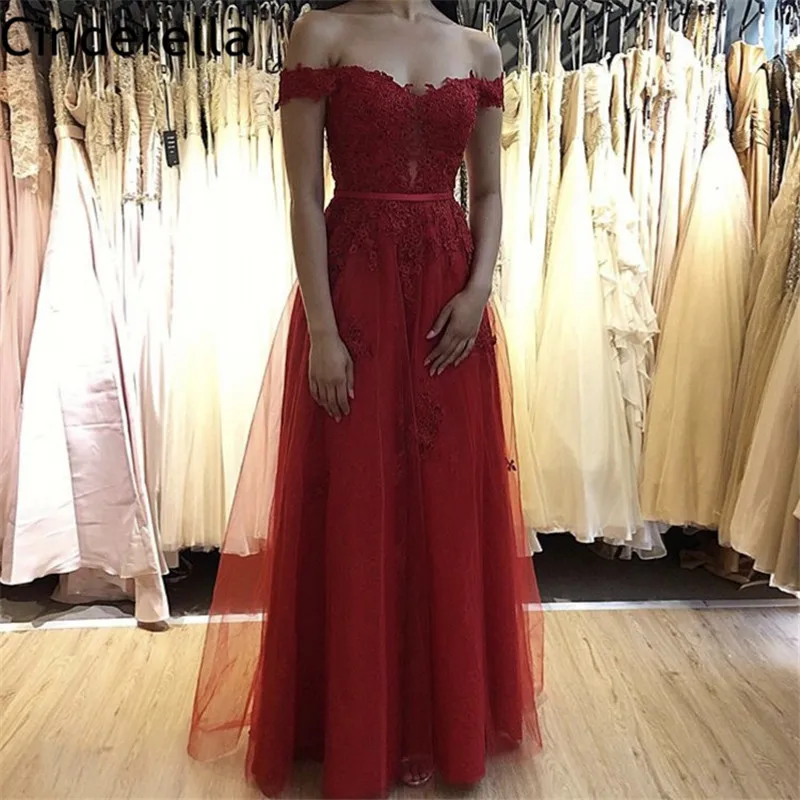 

Elegant Off The Shoulder Lace Applique Crystal Beaded Tulle Prom Dresses With Covered Button Back vestidos de fiesta de noche