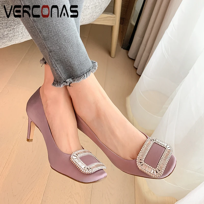 

VERCONAS модные элегантные лаконичные женские туфли на высоких каблуках Стразы туфли на высоком тонком каблуке с зауженным мыском; Сезон офисн...