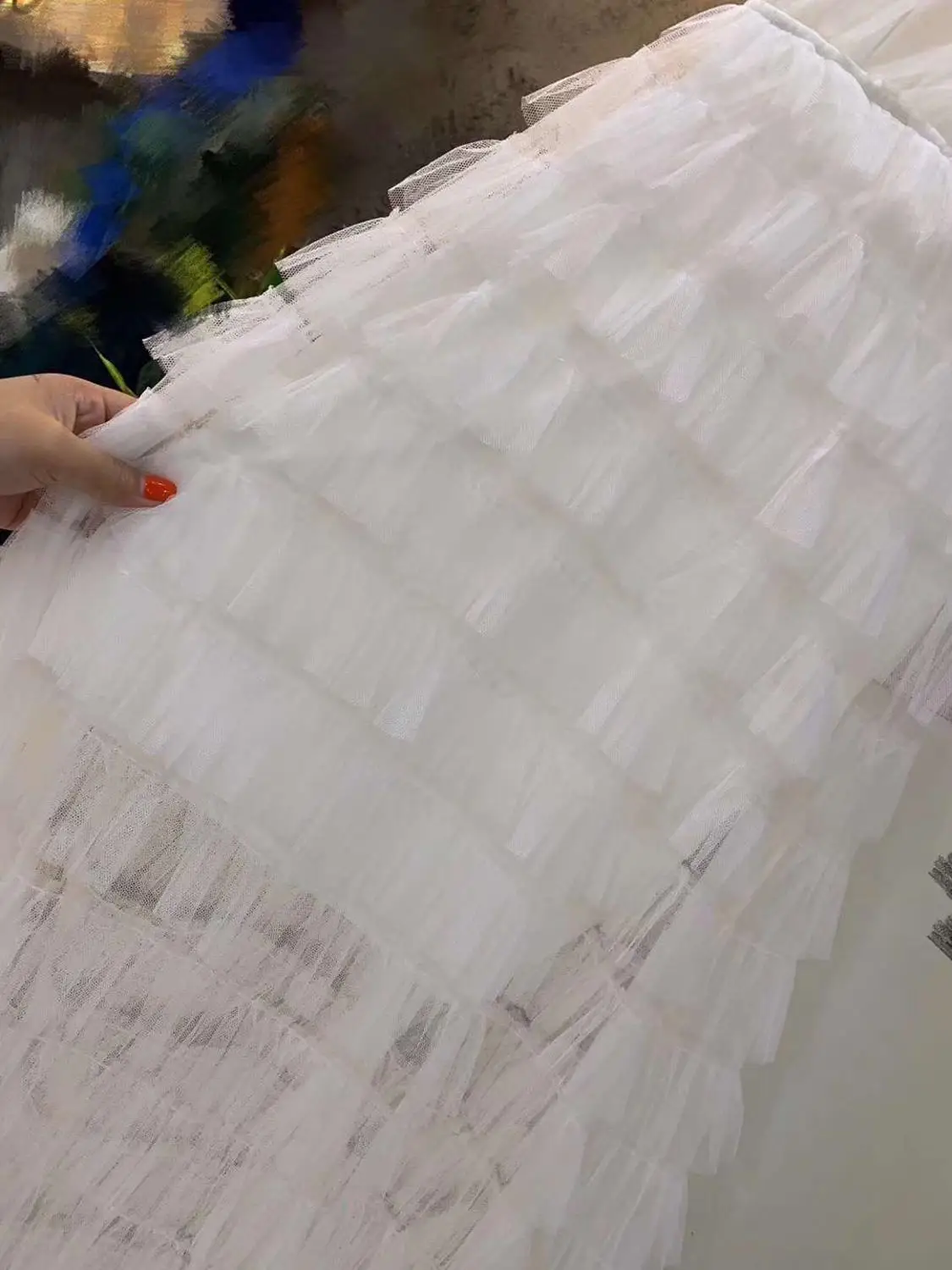 Летнее женское платье с глубоким вырезом без рукавов Драпированное белое