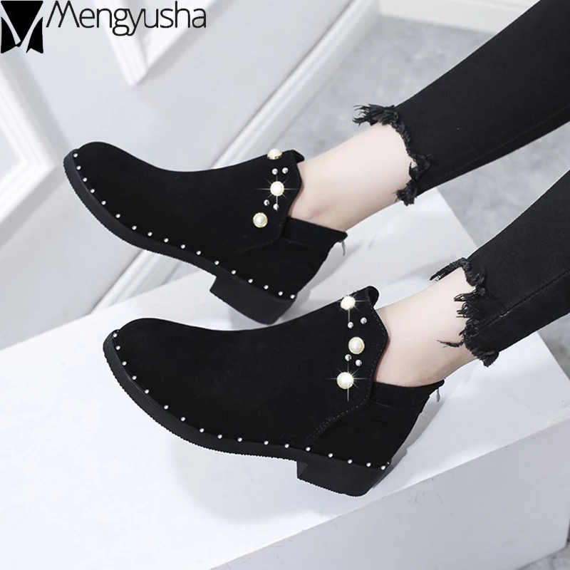 Женские ботинки мартинсы короткие из флока на толстом каблуке молнии украшенные