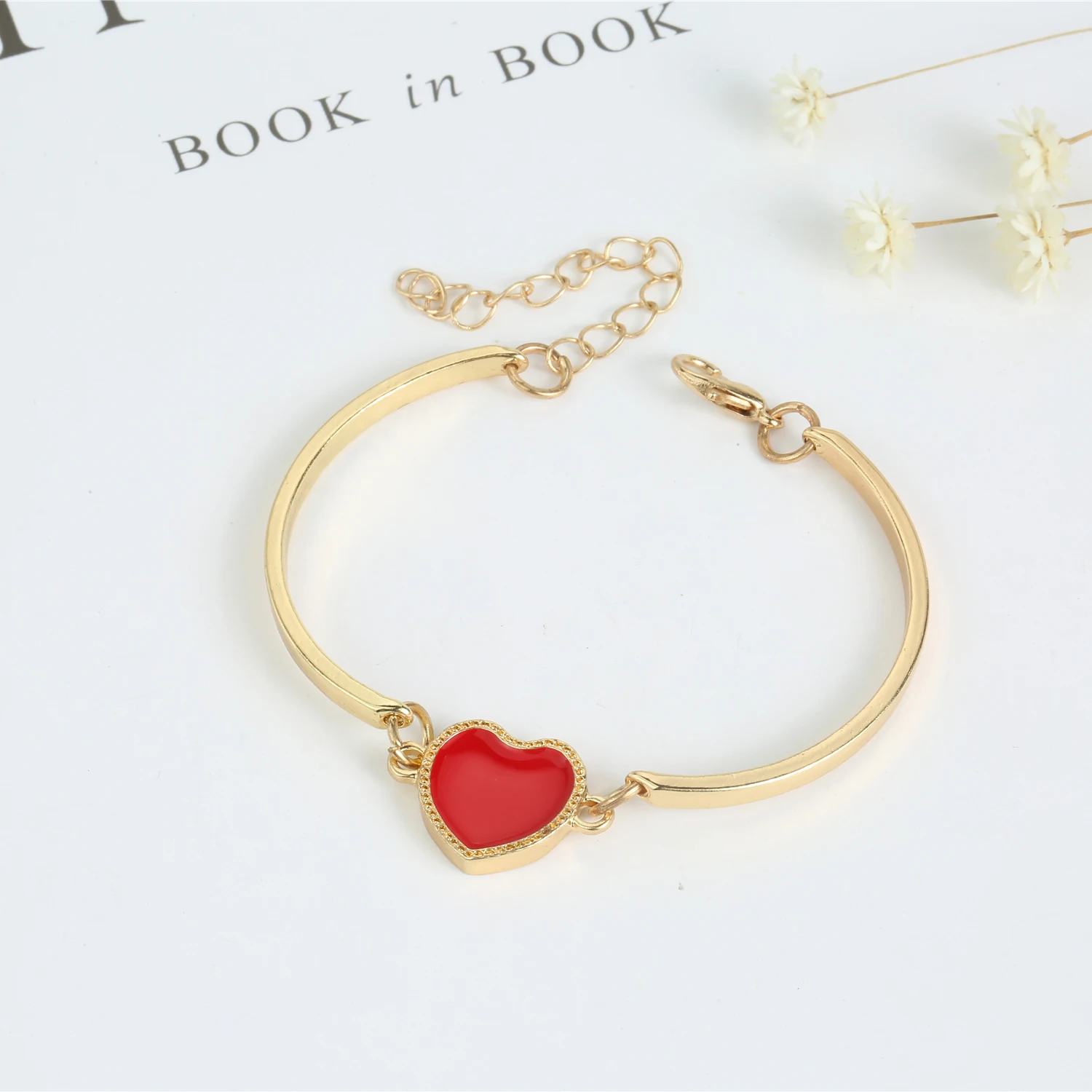 

Женский браслет с кристаллами, браслет золотого цвета с подвеской в форме сердца и красных клевера, 2020