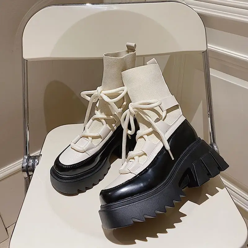 Женские новые осенние ботинки-мартинсы QWEEK на платформе белые черные короткие