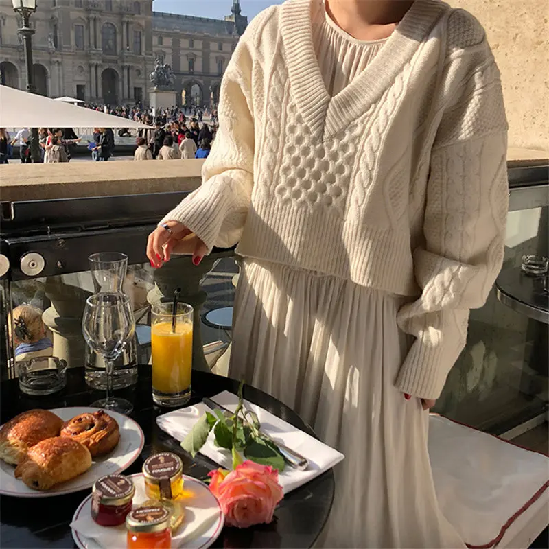 

Свитер женский трикотажный, белый, с V-образным вырезом