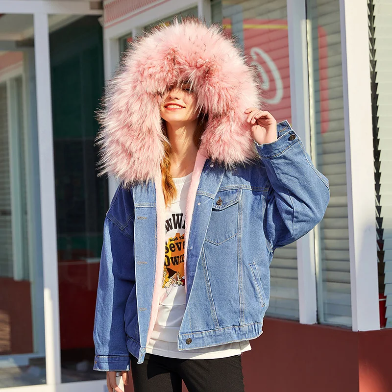 Женская джинсовая куртка оверсайз с большим меховым воротником модная уличная