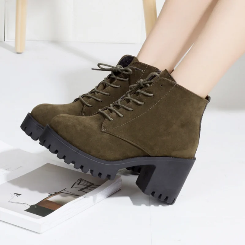 

Ботинки женские из флока на квадратном массивном каблуке, с круглым носком, на молнии сбоку