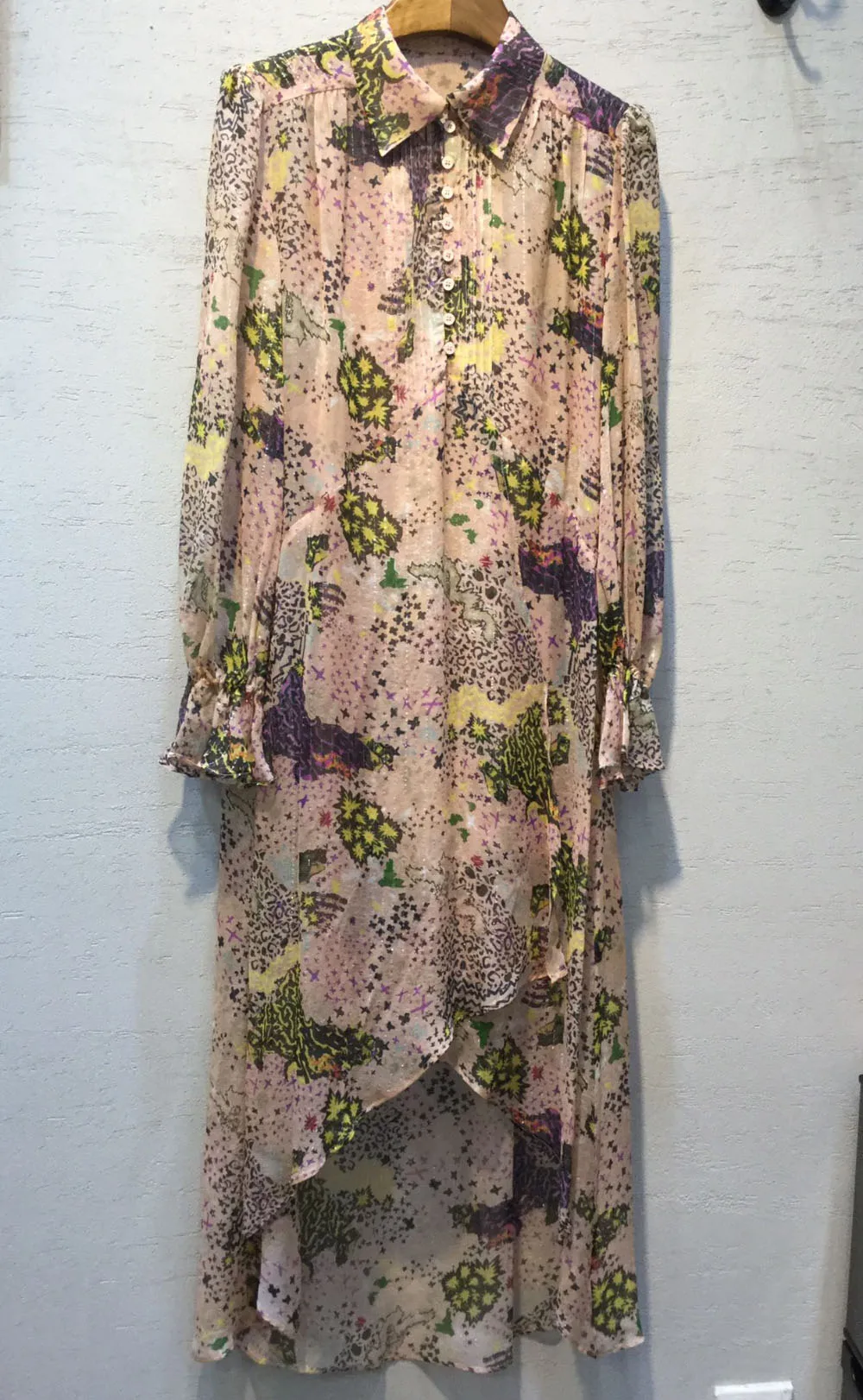 Шелковое миди платье с цветочным принтом воротник рубашка пуговицами